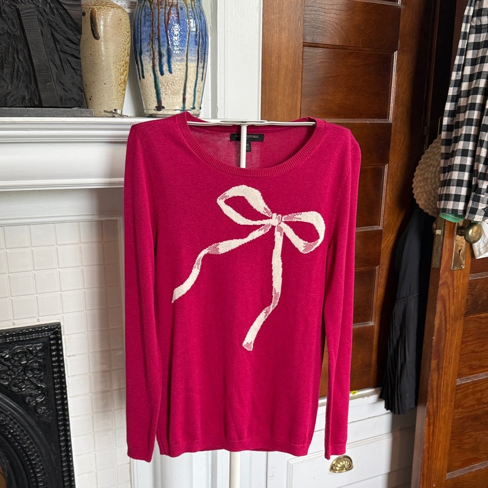 Banana Republic  Sweater with Cream Bow Graphic- worn once‎